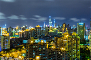 夜色中的星巴克：优雅的咖啡时光